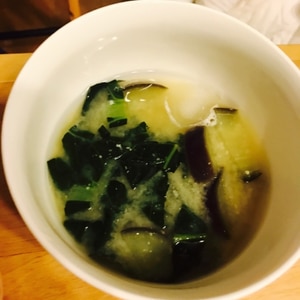秋を感じる～小松菜とナスのお味噌汁